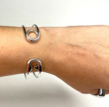 Load image into Gallery viewer, Pulsera Imperdible

